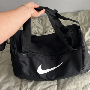 Nike träningsväska - En svart Nike träningsväska som jag inte använder längre.  Köpare står för frakt 📦 