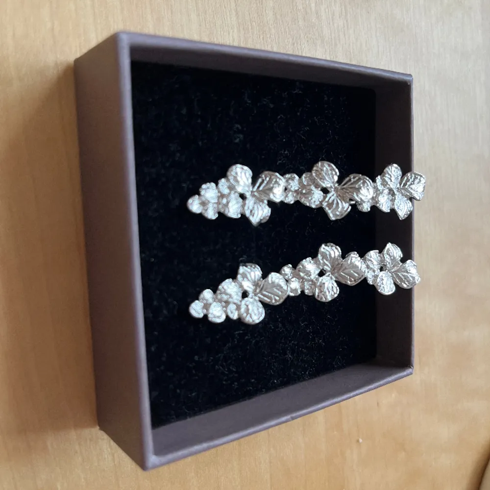 Inte sålda!!! Ett par super fina silver örhängen med blommor från pilgrim! De säljs inte längre och de påminner om Ioakus kollektion!❤️ säljer bara vid bra bud (minst 500). Accessoarer.