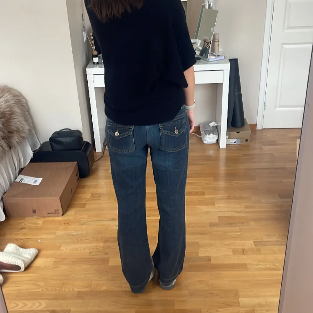 Såå snygga lågmidjade jeans, älskar detaljen där nere!😍Jag är 177cm Midjemått: 82cm Innerben:78cm. Jeans & Byxor.