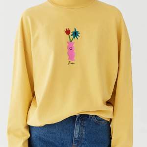Gullig gul sweatshirt från lazy oaf💛 ganska stor i storlek, använd 1 gång