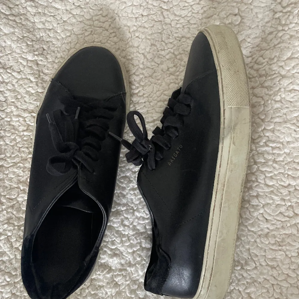 Ett par basic svarta sneakers från Arigato. Tyvärr för små för mig som har storlek 40. Köpta här på plick och använda några få gånger!. Skor.