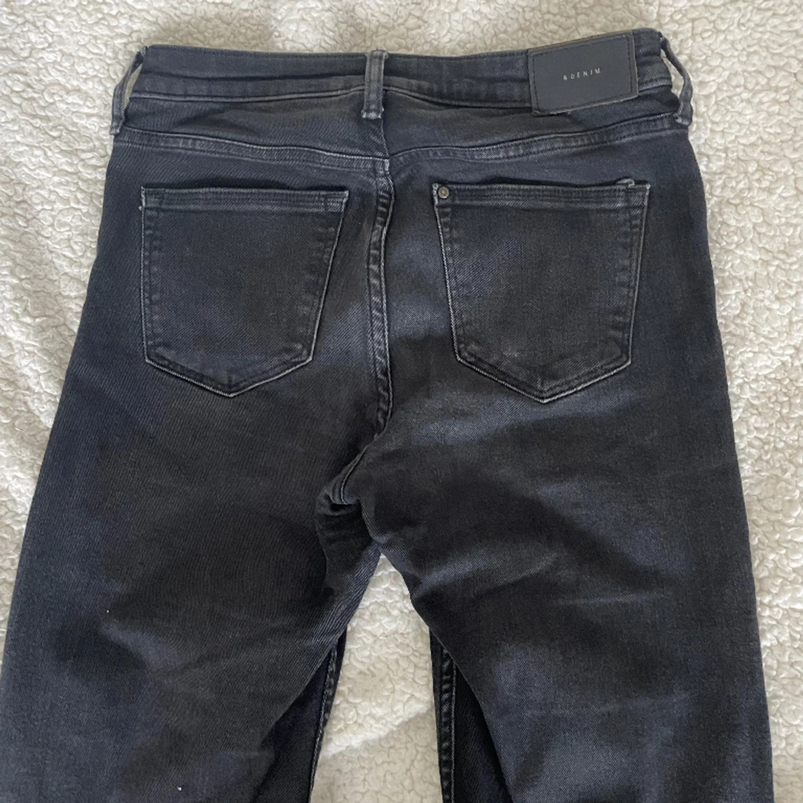 Urtvättade svarta bootcut jeans med midmidja - 90