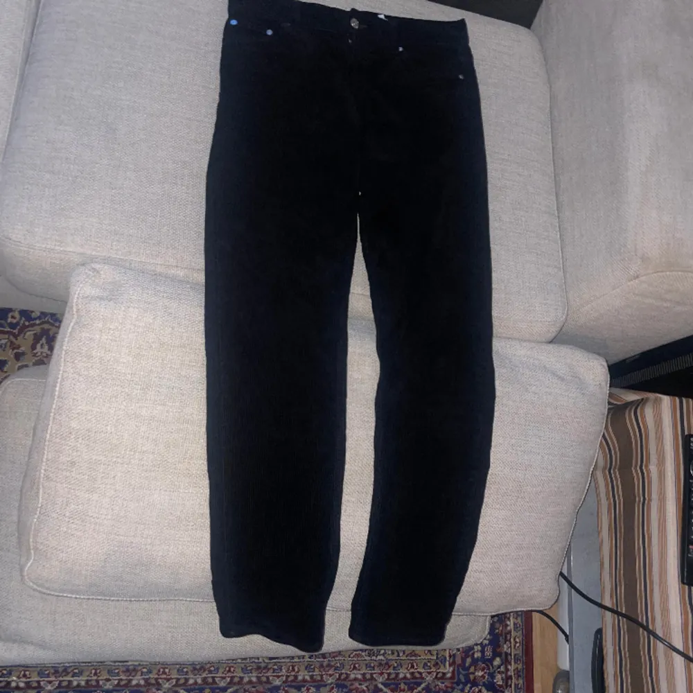 Svarta par byxor från Weekday. Väldigt fräscha och i bra skick (lämnas antingen nytvättade/strykta eller båda). Jeans & Byxor.