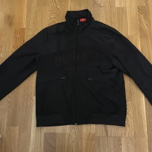 Puma windbreaker  - Svart skön windbreaker. Stora fickor. Sitter löst och är jätte skön. OBS! Pris kan diskuteras 