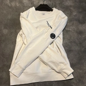 Cp company sweatshirt  - Säljer den här feta cp company sweatshirten. Köpt på minito för 1700kr storleken är S men passar M Helhet så är skicket 9/10. Priset kan diskuteras 👍