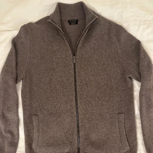 Cardigan från Massimo Dutti - Cardigan från Massimo Dutti säljes då den blivit för liten. Väldigt varm och skön nu till vintern. Tröjan är i väldigt gott skick, nypris ~900kr