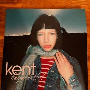 Kent-Hagnesta Hill Vinyl - Öppnad men oanvänd vinyl med två svarta lp-skivor. Mycket fint skick och plastficka följer med. Press 2015