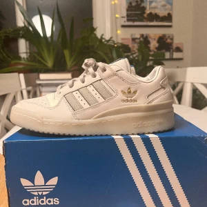 Adidas original - Forum CL  - Låga Adidas forum, nyskick, har använts 1 gång, originalförpackning finns 