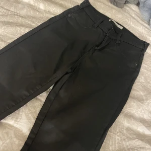 Byxor - Det är typ jeans fast lite läderaktiga av sig.