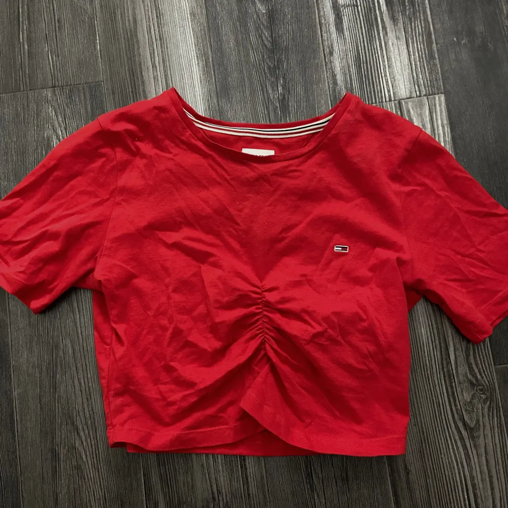 Röd Tommy Hilfiger t-shirt. T-shirts.