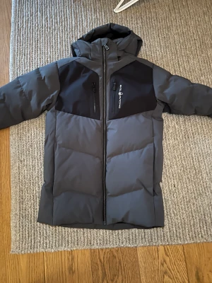 Sail Racing vinterjacka  - Sail racing vinterjacka   Fin och sparsamt använd vinterjacka, ser som ny ut, inga defekter eller fläckar.   Storlek 170 barn Nypris 3000kr  Pris 1000kr   Någon funderingar skriv till mig eller skicka sms till 0705518103