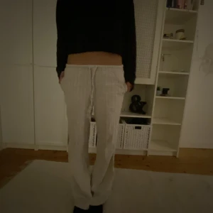 Lowrise linnebyxor  - Randiga Lowrise linnebyxor perfekt till sommaren💗 utsvängda och jätte bra längd till någon som är 168-172. Dem är i st xxs men passar mig som är XS-S.