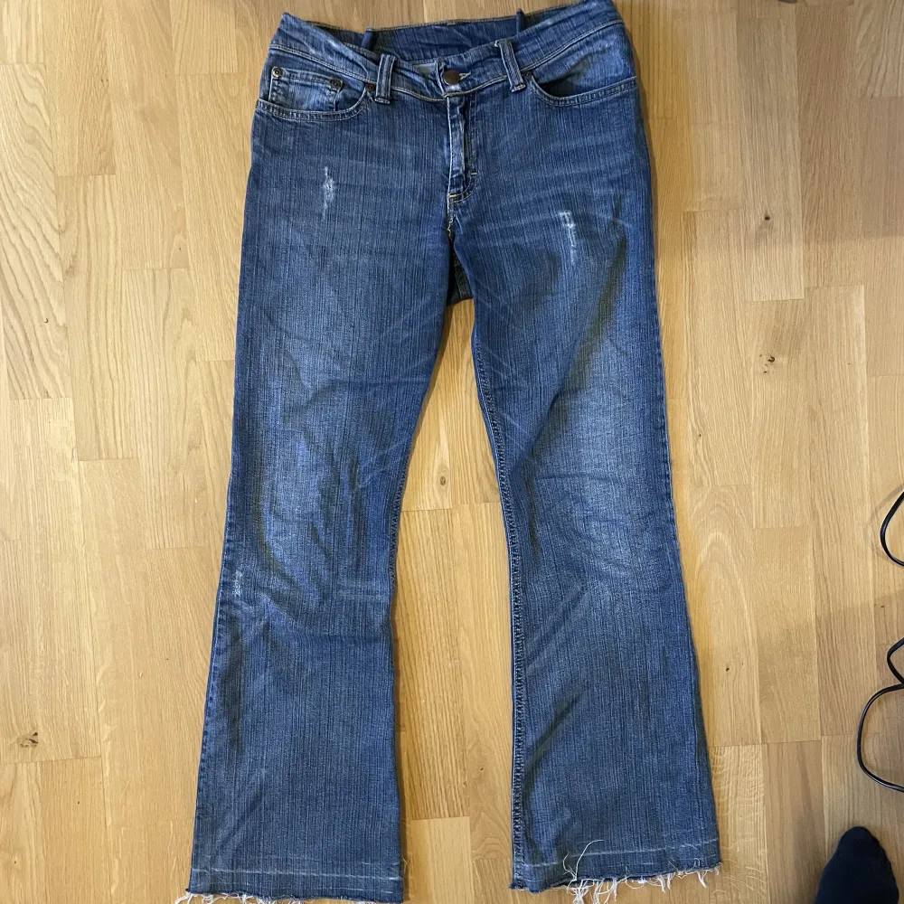 Sjukt snygga jeans men är tyvärr lite korta på mig som är 167. Finns en tråd som är lite lös vid grenen, inte trasig dock. Skriv för mått eller fler bilder:). Jeans & Byxor.