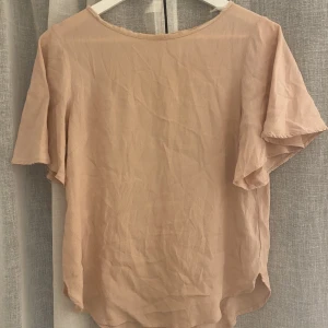 Rosa blus - Rosa blus jag inte får andvändning av längre. Hade en krage innan som jag klippte bort 