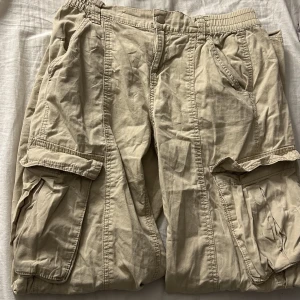 Cargo pants - Väldigt fina cargo pants  Lite loose