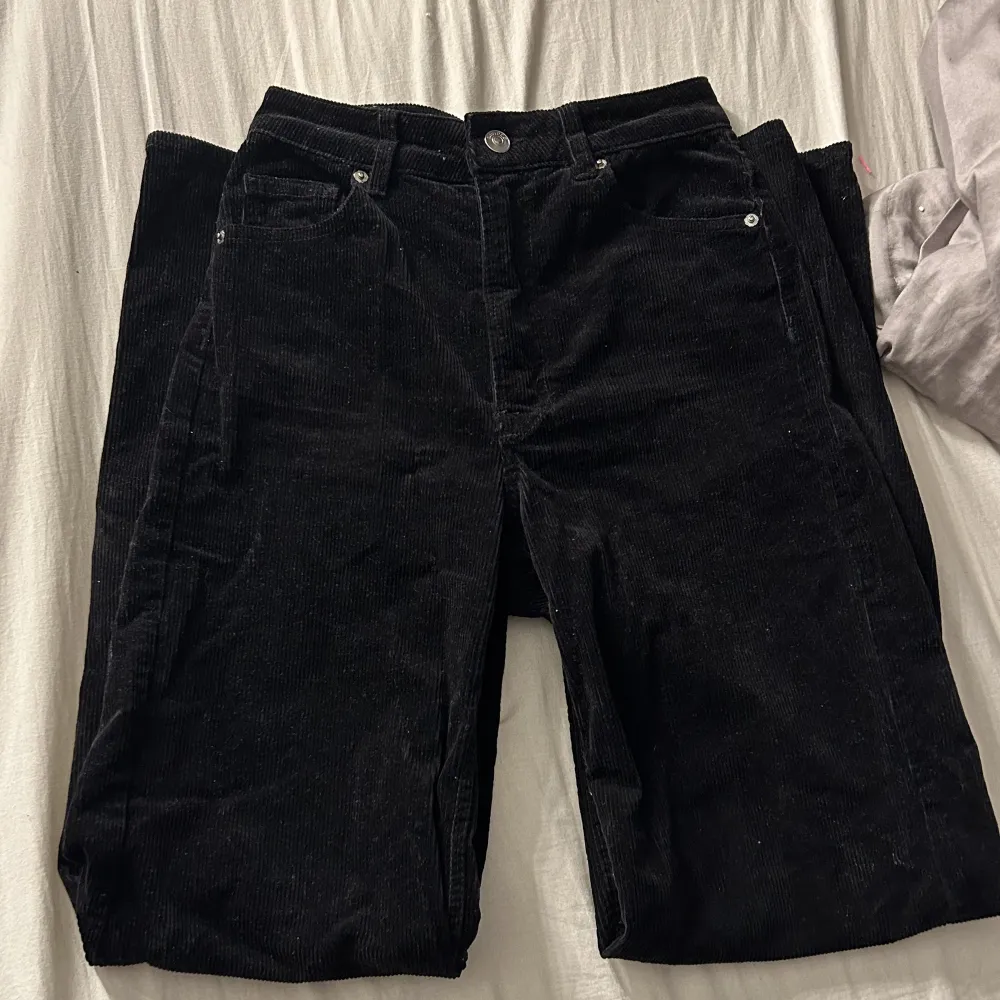 Väldigt fina svarta jeans Haft länge men knappt använda . Jeans & Byxor.
