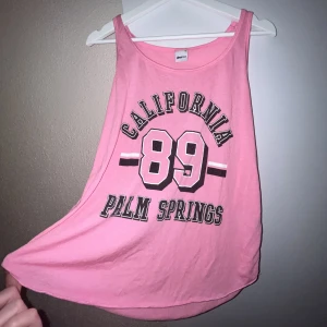 Rosa linne 🩷Fri frakt - Gulligt linne, köpt för väldigt länge sen på Gina tricot!💞 I bra skick helt utan hål & fläckar osv. Pris går att diskutera!🌸