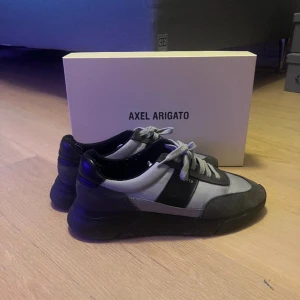 Axel arigato, Genesis Vintage Runner - Ett par Axel Arigato skor i bra skick. Storlek 44.