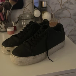 Arigato skor - Axel arigato skor, små skavanker och inte i helt nyskick men absolut inget man tänker på🖤(tvättas av innan jag skickar)