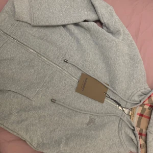 Burberry Hoodie - Säljer nu min fina Burberry hoodie då den ej används. Använd ca 1-2 gånger.   Nyskick  Storlek: S