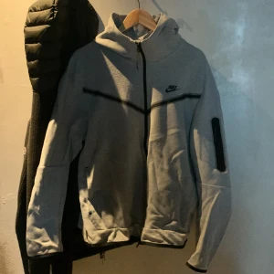 Nike tech fleece grå - Jag säljer min Nike tech fleece eftersom att jag har tröttnat på Nike tech och vill gå vidare, frågor är till för att fråga!