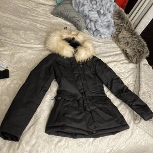 Hollies jacka  - Använd två vintrar och är fortfarande som ny🥰en väldigt fin jacka som formar kroppen. Den är storlek 38 men passar xs-s då man kan schystera midjan 