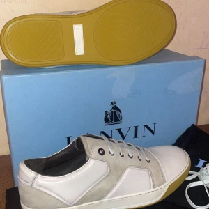 Lanvin Skor - Säljer mina sprillans nya Lanvin skor i 10/10 skick, perfekt för vintern på grund av att det är läder. Medföljer dustbag, extra snören och Lanvin OG Box