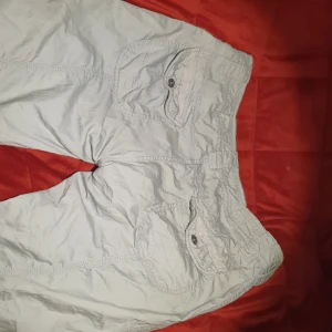 Cargopants - Mintgröna/grå lågmidjade cargopants som tyvär är för små för mig. 