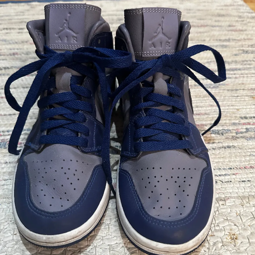 Air Jordan 1 mids, iron Purple/ deep royal blue i storlek 36(women). Köpt för 3 år sedan(2200kr)har inte används mycket då de är för små för mig. Bra skick, bara skosnörena som är dammiga efter att ha legat i garderoben i några år. Skriv för frågor/bilder. Skor.