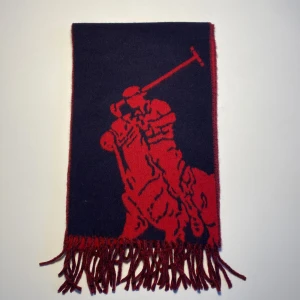 Ralph Lauren halsduk - ❄️Över fet Ralph Lauren halsduk som är perfekt nu till vintern ❄️ 9,5/10 skick som ny ❄️Vid frågor så är de bara att skriva😃