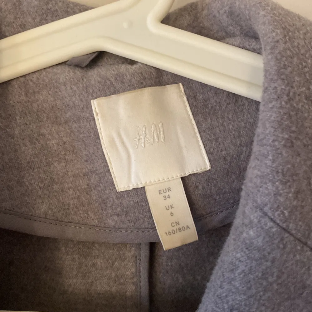 Lite längre kappa från H&M något nopprig syns på bilden ☝🏻 storlek 34. Jackor.