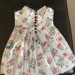 Scene/Kawaii klänning - Scenemo/kawaii klänning från HellBunny som inte tillverkar kawaii/scene kläder längre. Väl älskad klänning men finner inga fel eller skador med klänningen.