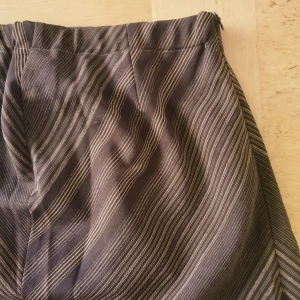 Mönstrad brun kjol  - Cool brun midi kjol med guldmönster köpt på secondhand. Säg till om du undrar något! 🌸