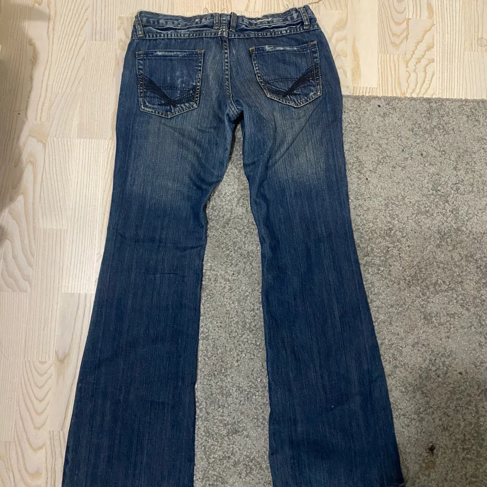 Säljer ett par superfina lågmidjade vintage jeans då dom inte passar mig. 🫶🏼🌸Jag skulle uppskatta dom som 27-29. Skriv för flera bilder!💕. Jeans & Byxor.