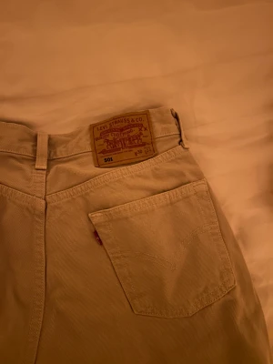 Beige 501 jeans - Säljer dessa levis 501 jeans då de inte kommer till användning!