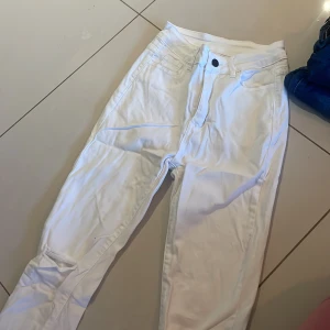 Vita jeans med slits på knäet - Helt oanvända jeans med slitna knä