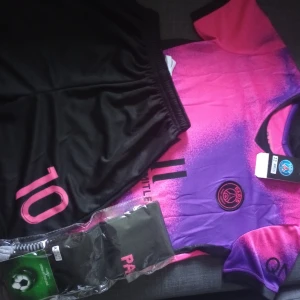 PSG matchställ barn  - Helt nytt matchställ,taggar kvar, Nr 10 Neymar nr. Strumpor ligger i orginal förpackning,inte ens öppnad.  Passar 5-6 åringar. 