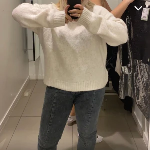 Vit stickad tröja - Säljer denna snygga stickade tröja, som knappt är använd! Den är från HM och köptes för 499, säljer för 300 kr inklusive frakt! 