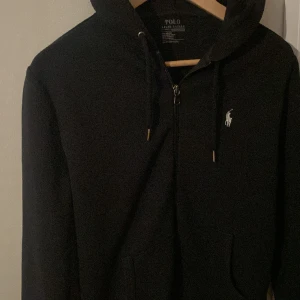 Polo Ralph lauren zip hoodie - Skick 10/10 inget slitage Strlk xs. Nypris :1800