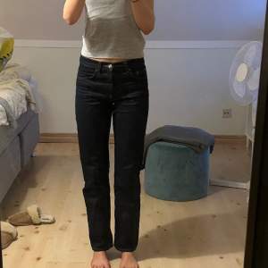 Mörkblåa jeans ifrån Zara. Raka och lång med medelhög/ låg midja. Supersnygga men tyvärr liiite för korta för mig som är 175cm. 