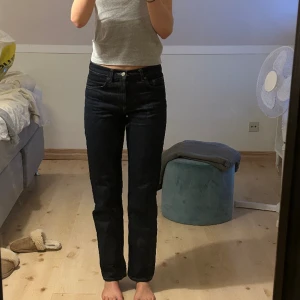 Zara jeans  - Mörkblåa jeans ifrån Zara. Raka och lång med medelhög/ låg midja. Supersnygga men tyvärr liiite för korta för mig som är 175cm. 