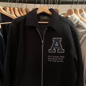 Axel arigato jacka  - Säljer min axel arigato jacka  1700kr♾️9/10♾️storlek S men Passar M Säljer pga att jag aldrig använder den. Den är nu tvättad så fråga om nya bilder om ni är intresserade.