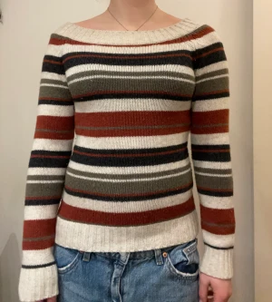 Så mysig och höstig stickad tröja!  - Super varm och mysig stickad tröja med jätte fin off-shoulder liknande ringning. Säljs då den inte kommer till användning🧡🍂🥰 