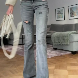Disel jeans - Grå fina disel lågmidjade jeans med lite slitningar.  