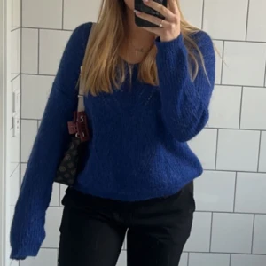 Blå stickad - Supermysig stickad tröja i en kungsblå färg är st s men passar M också