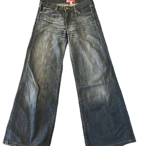 Raka lågmidjade jeans  - Snygga lågmidjade jeans!! Sitter åt vid midja och rumpa och lösa vid benen💖💖 skriv för mått/övriga frågor😙