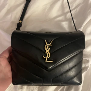 Ysl loulou toy bag - Intressekoll! Superfin loulou toy bag från ysl i svart och med gulddetaljer❤️ I mycket bra skick!