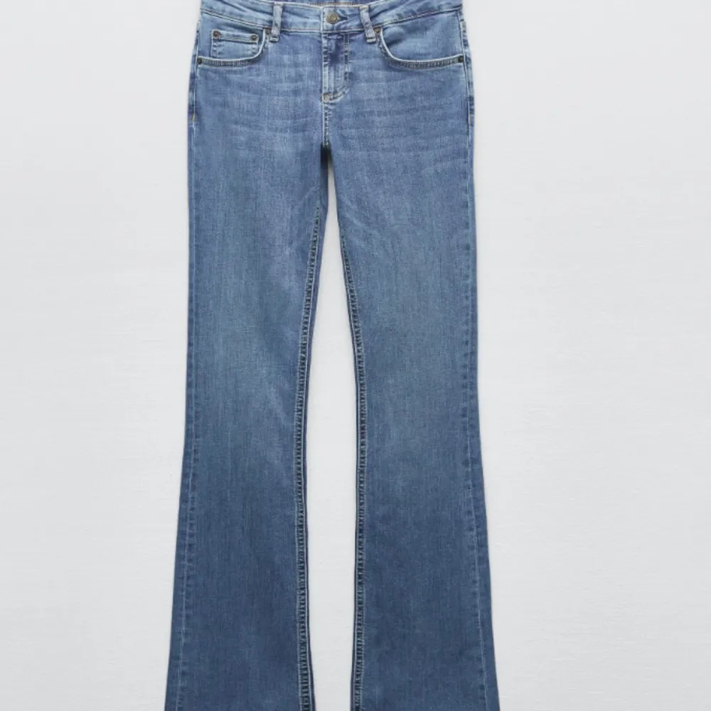 Säljer dessa lågmidjade zara jeans! Aldrig använda❤️😍. Accessoarer.