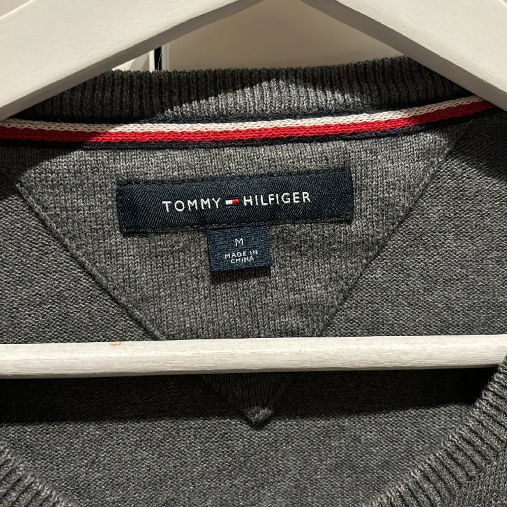 Säljer nu min Tommy Hilfiger tröja i storlek M. Tröjan är i skick 8/10. Hör av er vid funderingar.. Tröjor & Koftor.