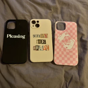 Harry styles/ Louis Tomlinson mobilskal  - Harry styles coh Louis Tomlinson insperserade mobilskal. Relativt bra skick, kan vara kannin skalet som färgen gått av på men bara lite, kan skicka bild! Säljer dem för 20kr/st